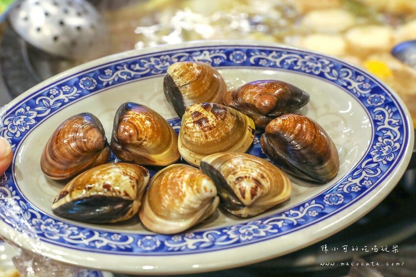 想吃什麼自己拿～現炒爆香的美味，兩層樓超寬敞平價自助石頭火鍋店！