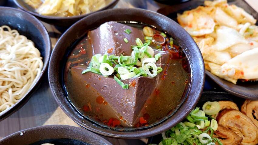 那個鍋崇德店新開幕。188元起一人一鍋享那個麵飯吃到飽,麻辣鍋五級辣度任你挑,還有獨創酸辣鍋 - 🍎 蘋果話日常🍎