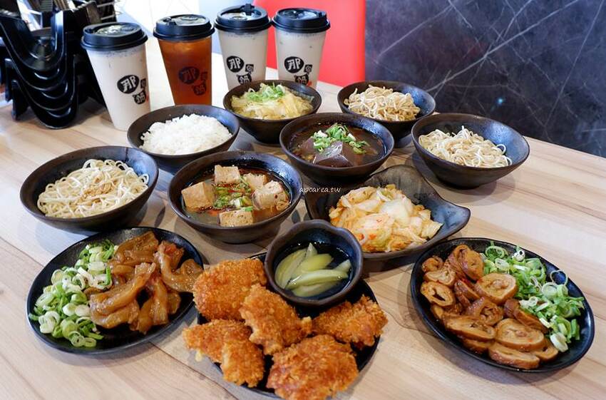 那個鍋崇德店新開幕。188元起一人一鍋享那個麵飯吃到飽,麻辣鍋五級辣度任你挑,還有獨創酸辣鍋 - 🍎 蘋果話日常🍎