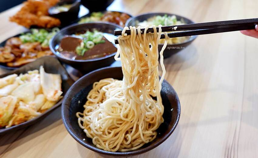 那個鍋崇德店新開幕。188元起一人一鍋享那個麵飯吃到飽,麻辣鍋五級辣度任你挑,還有獨創酸辣鍋 - 🍎 蘋果話日常🍎