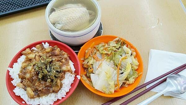 燉品食堂｜隱藏在巷弄裡入口即化的美味燉湯