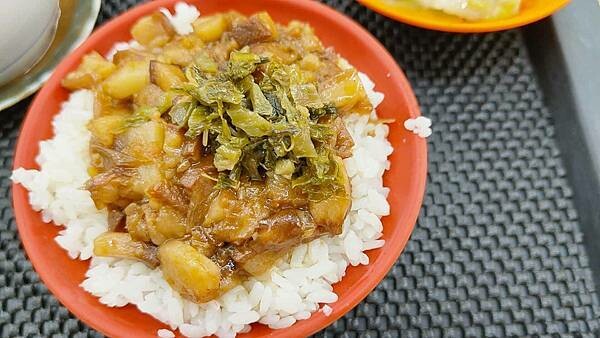 燉品食堂｜隱藏在巷弄裡入口即化的美味燉湯