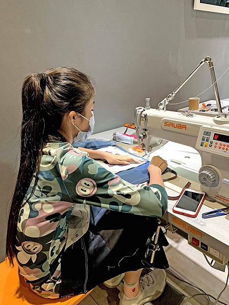 一日設計師體驗-零廢棄圍裙設計體驗，送愛到嘉義偏鄉-車縫老師2.jpg