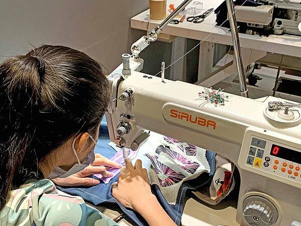 一日設計師體驗-零廢棄圍裙設計體驗，送愛到嘉義偏鄉-車縫老師1.jpg