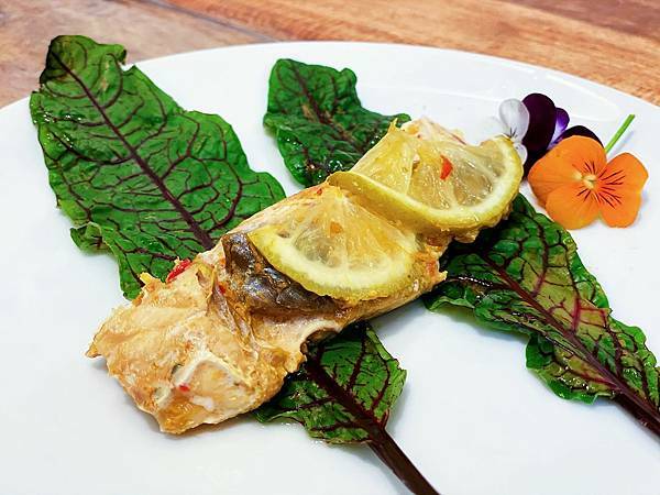 台北大稻埕│好客台北-峇里島金巴蘭海灘Lia cafe的烤魚