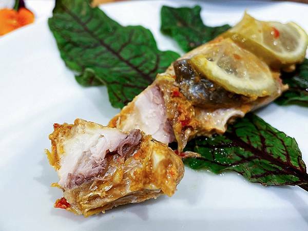 台北大稻埕│好客台北-峇里島金巴蘭海灘Lia cafe的烤魚