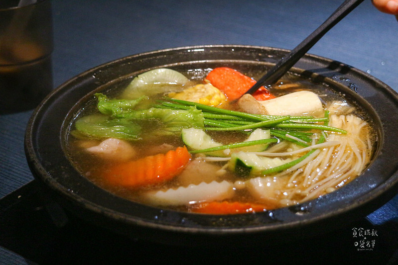 台中西屯|精明商圈特色湯底個人火鍋,湯頭醇厚順口好暖胃,剝皮辣椒雞湯鍋、蒜頭蛤蜊鍋|敝姓鍋 台中旗艦店