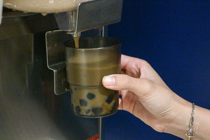 台中西屯|精明商圈特色湯底個人火鍋,湯頭醇厚順口好暖胃,剝皮辣椒雞湯鍋、蒜頭蛤蜊鍋|敝姓鍋 台中旗艦店