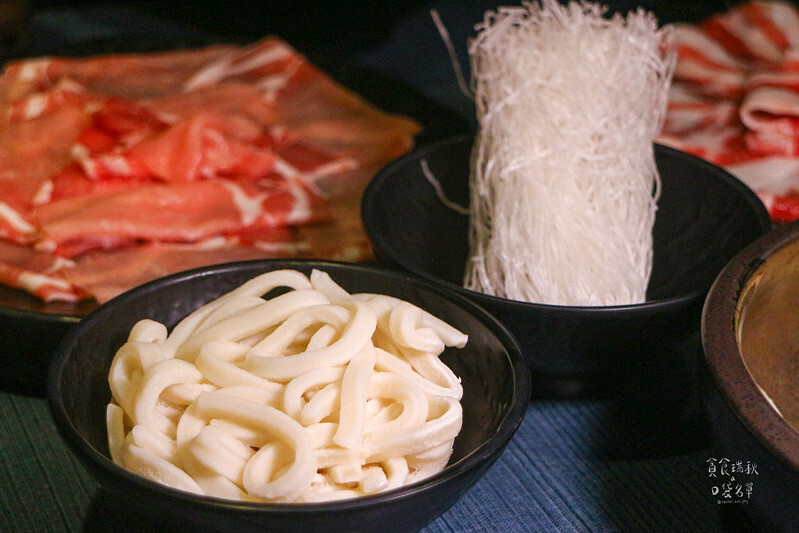 台中西屯|精明商圈特色湯底個人火鍋,湯頭醇厚順口好暖胃,剝皮辣椒雞湯鍋、蒜頭蛤蜊鍋|敝姓鍋 台中旗艦店
