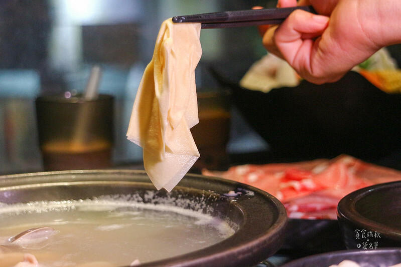 台中西屯|精明商圈特色湯底個人火鍋,湯頭醇厚順口好暖胃,剝皮辣椒雞湯鍋、蒜頭蛤蜊鍋|敝姓鍋 台中旗艦店