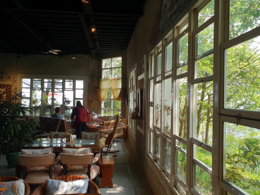 【新竹.尖石鄉】紅薔薇景觀餐廳。寵物友善餐廳。內有店貓十隻。整個餐廳光線超好超好拍