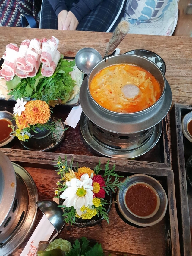 【新竹.尖石鄉】紅薔薇景觀餐廳。寵物友善餐廳。內有店貓十隻。整個餐廳光線超好超好拍