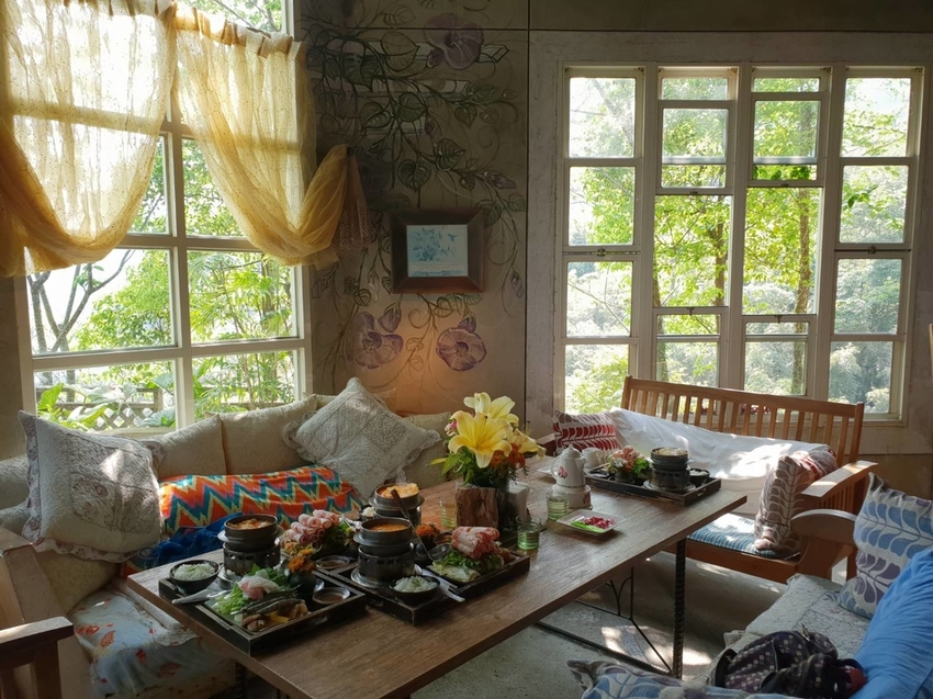 【新竹.尖石鄉】紅薔薇景觀餐廳。寵物友善餐廳。內有店貓十隻。整個餐廳光線超好超好拍