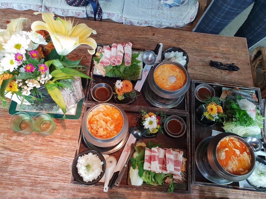 【新竹.尖石鄉】紅薔薇景觀餐廳。寵物友善餐廳。內有店貓十隻。整個餐廳光線超好超好拍