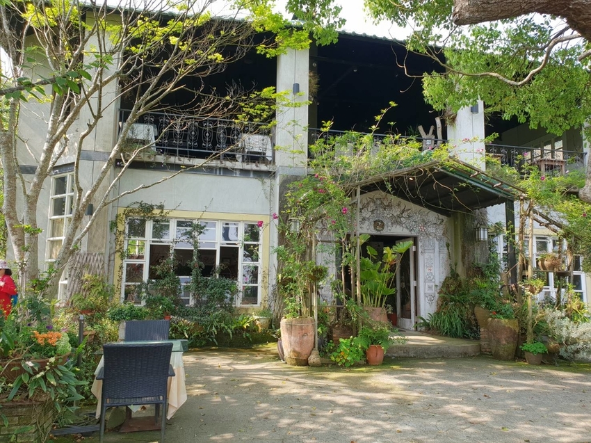 【新竹.尖石鄉】紅薔薇景觀餐廳。寵物友善餐廳。內有店貓十隻。整個餐廳光線超好超好拍