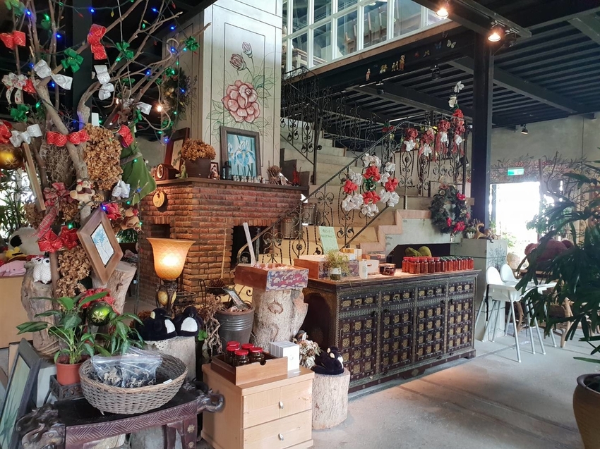 【新竹.尖石鄉】紅薔薇景觀餐廳。寵物友善餐廳。內有店貓十隻。整個餐廳光線超好超好拍