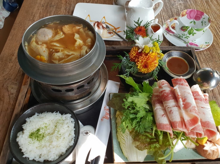 【新竹.尖石鄉】紅薔薇景觀餐廳。寵物友善餐廳。內有店貓十隻。整個餐廳光線超好超好拍