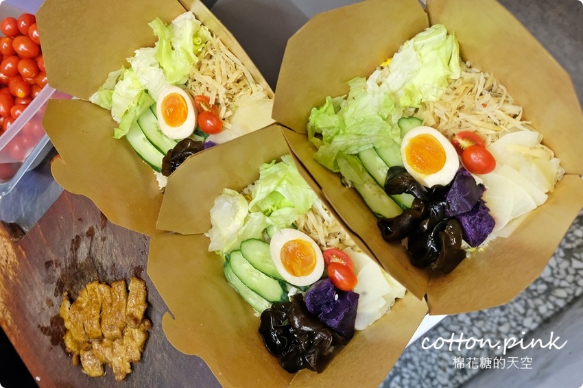 台中便當推薦|便當白飯通通換成香噴噴炒飯！人人有飯吃超大雞腿炒飯便當一盒抵兩盒～ - 棉花糖的天空