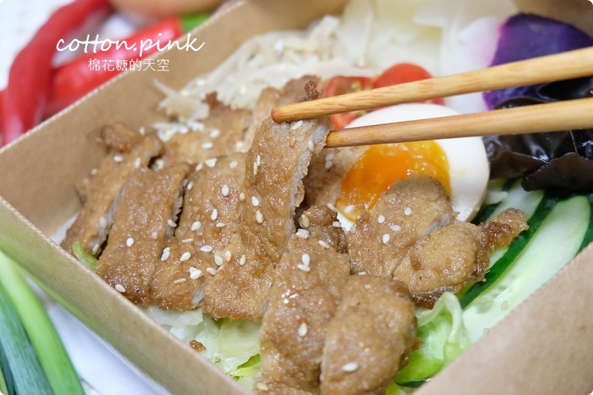 台中便當推薦|便當白飯通通換成香噴噴炒飯！人人有飯吃超大雞腿炒飯便當一盒抵兩盒～ - 棉花糖的天空