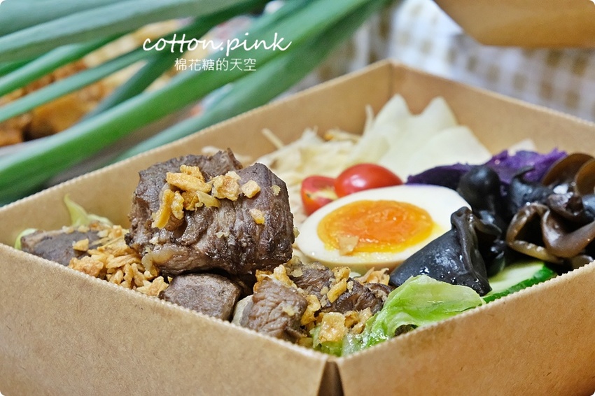 台中便當推薦|便當白飯通通換成香噴噴炒飯！人人有飯吃超大雞腿炒飯便當一盒抵兩盒～ - 棉花糖的天空