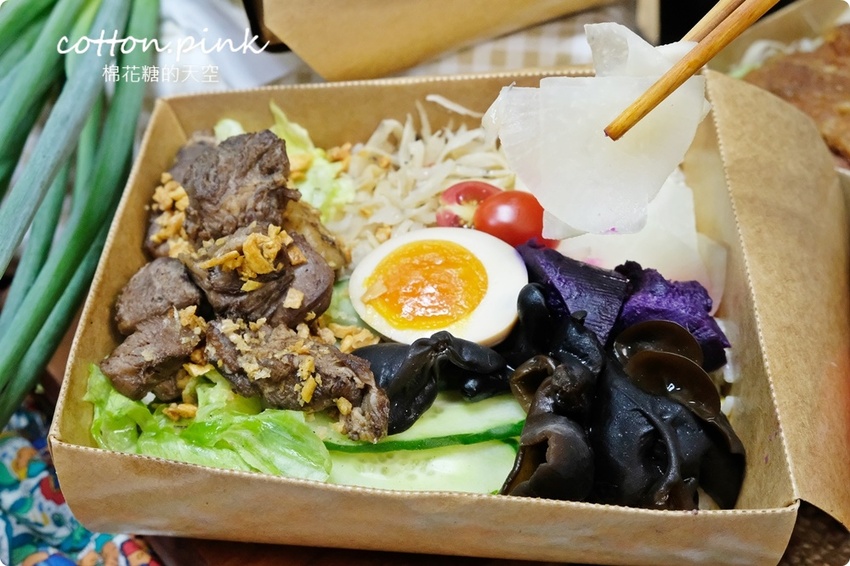 台中便當推薦|便當白飯通通換成香噴噴炒飯！人人有飯吃超大雞腿炒飯便當一盒抵兩盒～ - 棉花糖的天空