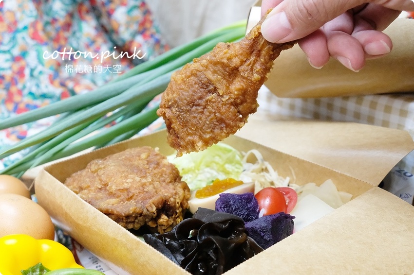 台中便當推薦|便當白飯通通換成香噴噴炒飯！人人有飯吃超大雞腿炒飯便當一盒抵兩盒～ - 棉花糖的天空