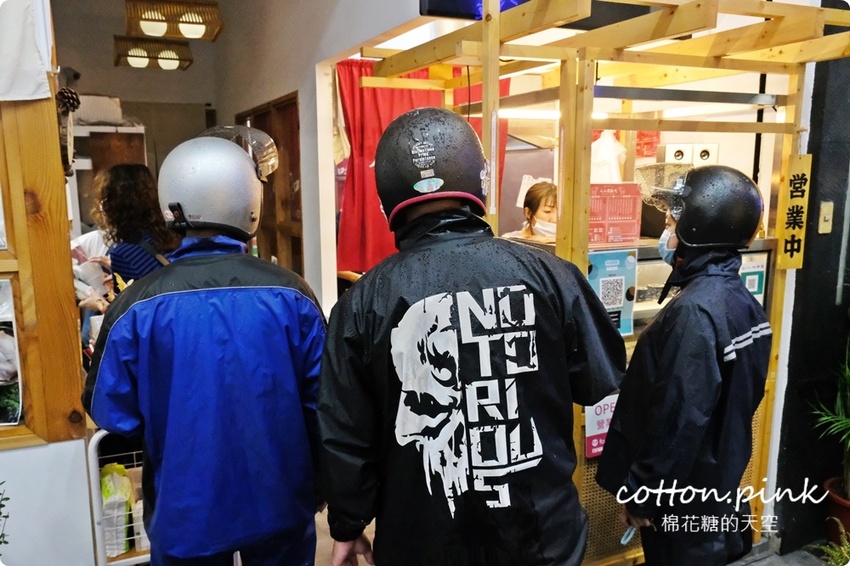 台中便當推薦|便當白飯通通換成香噴噴炒飯！人人有飯吃超大雞腿炒飯便當一盒抵兩盒～ - 棉花糖的天空