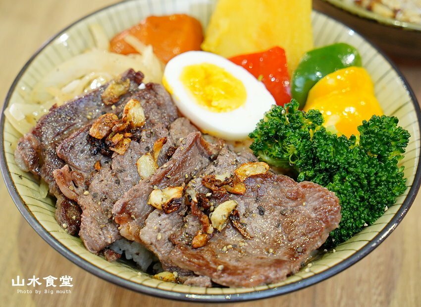 【台北東區】山水食堂．平價丼飯附飲料、湯品、白飯吃到飽，不收服務費!