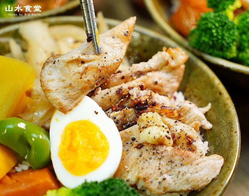 【台北東區】山水食堂．平價丼飯附飲料、湯品、白飯吃到飽，不收服務費!