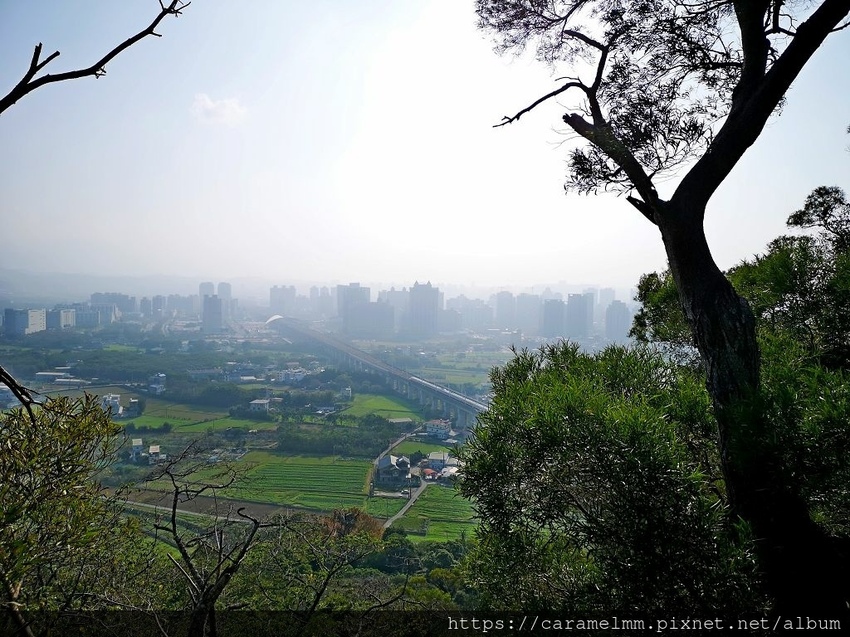 31 文山步道 三角點 展望向 高鐵站.jpg 31 文山步道 三角點 展望向 高鐵站.jpg