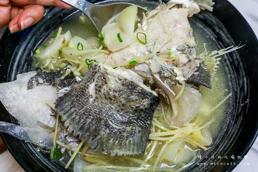 新開幕！中午時間人潮狂炸，鮮蚵飯、西瓜綿鱸魚湯和醬炒螢烏賊通通來，美天好食光