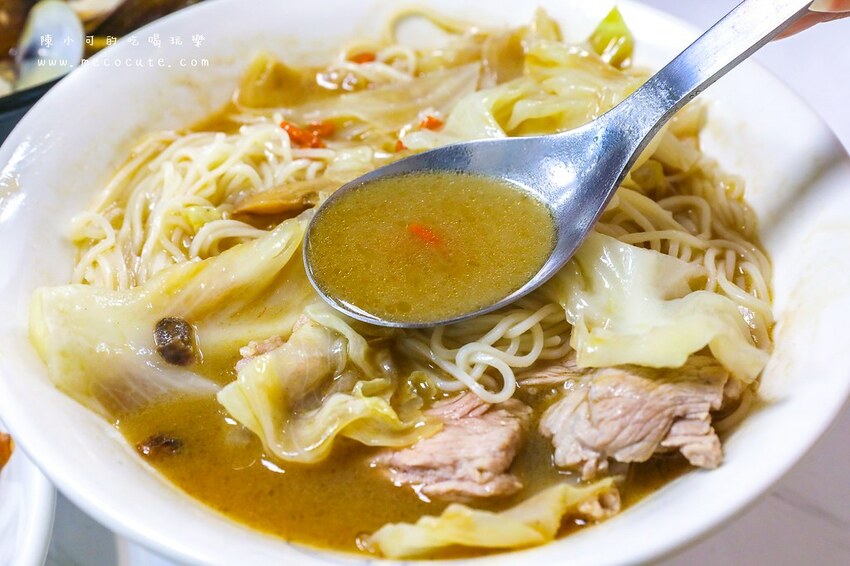 新開幕！中午時間人潮狂炸，鮮蚵飯、西瓜綿鱸魚湯和醬炒螢烏賊通通來，美天好食光