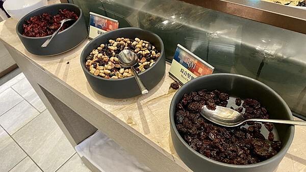 台中市西屯區【美食】台中浮雲客棧Kloud hotel|鄰近逢甲商圈|在15樓層享用早餐Buffet