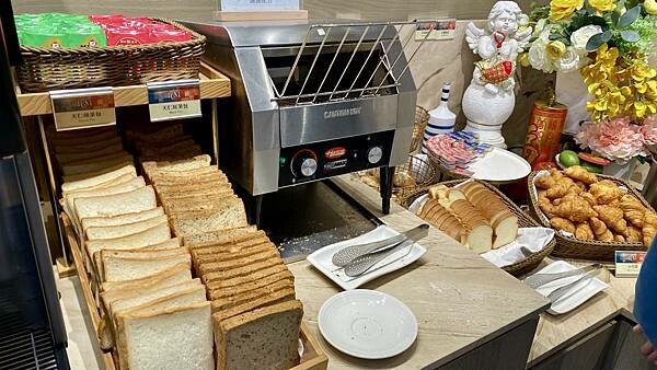 台中市西屯區【美食】台中浮雲客棧Kloud hotel|鄰近逢甲商圈|在15樓層享用早餐Buffet