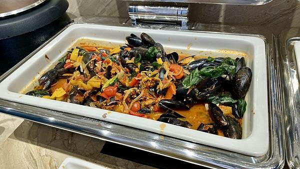 台中市西屯區【美食】台中浮雲客棧Kloud hotel|鄰近逢甲商圈|在15樓層享用早餐Buffet