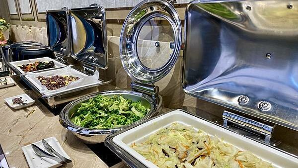 台中市西屯區【美食】台中浮雲客棧Kloud hotel|鄰近逢甲商圈|在15樓層享用早餐Buffet