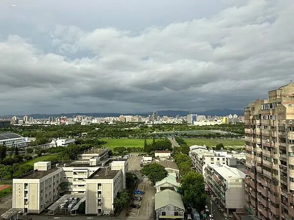 台中逢甲住宿大推！浮雲客棧Kloud Hotel早餐豐盛停車方便。