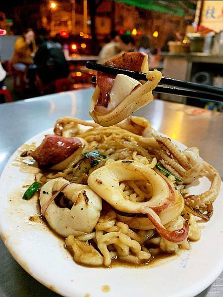 台南北區│二哥鱔魚意麵:融入台南就是宵夜來碗鱔魚炒麵吧-花枝炒麵 台南北區│二哥鱔魚意麵:融入台南就是宵夜來碗鱔魚炒麵吧-花枝炒麵
