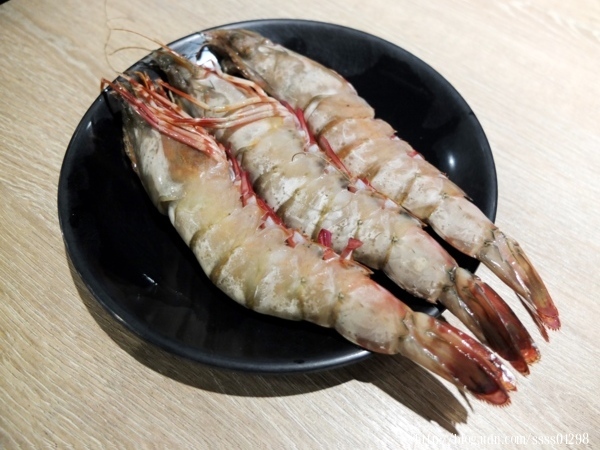 屏東小琉球美食。小琉球燒肉王。小琉球元老級燒肉店 50多種食材盡情烤 全島唯一室內冷氣無煙燒烤吃到飽