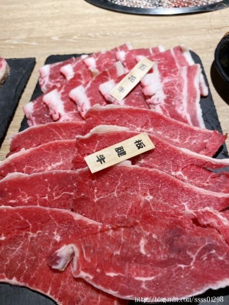 屏東小琉球美食。小琉球燒肉王。小琉球元老級燒肉店 50多種食材盡情烤 全島唯一室內冷氣無煙燒烤吃到飽