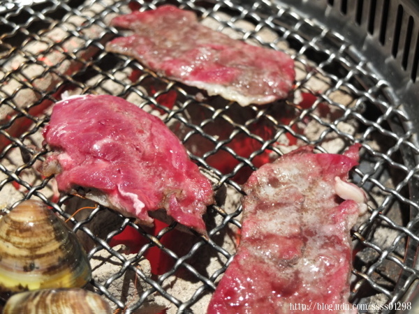 屏東小琉球美食。小琉球燒肉王。小琉球元老級燒肉店 50多種食材盡情烤 全島唯一室內冷氣無煙燒烤吃到飽
