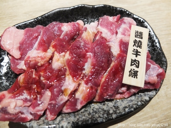 屏東小琉球美食。小琉球燒肉王。小琉球元老級燒肉店 50多種食材盡情烤 全島唯一室內冷氣無煙燒烤吃到飽