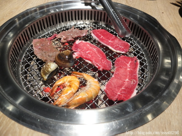 屏東小琉球美食。小琉球燒肉王。小琉球元老級燒肉店 50多種食材盡情烤 全島唯一室內冷氣無煙燒烤吃到飽