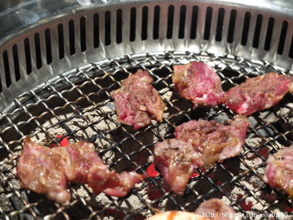 屏東小琉球美食。小琉球燒肉王。小琉球元老級燒肉店 50多種食材盡情烤 全島唯一室內冷氣無煙燒烤吃到飽