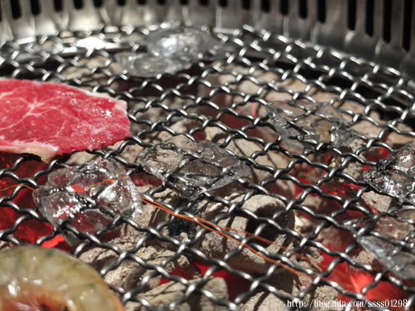 屏東小琉球美食。小琉球燒肉王。小琉球元老級燒肉店 50多種食材盡情烤 全島唯一室內冷氣無煙燒烤吃到飽