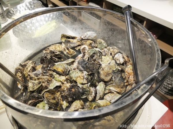 屏東小琉球美食。小琉球燒肉王。小琉球元老級燒肉店 50多種食材盡情烤 全島唯一室內冷氣無煙燒烤吃到飽