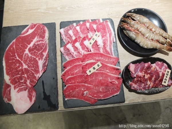 屏東小琉球美食。小琉球燒肉王。小琉球元老級燒肉店 50多種食材盡情烤 全島唯一室內冷氣無煙燒烤吃到飽
