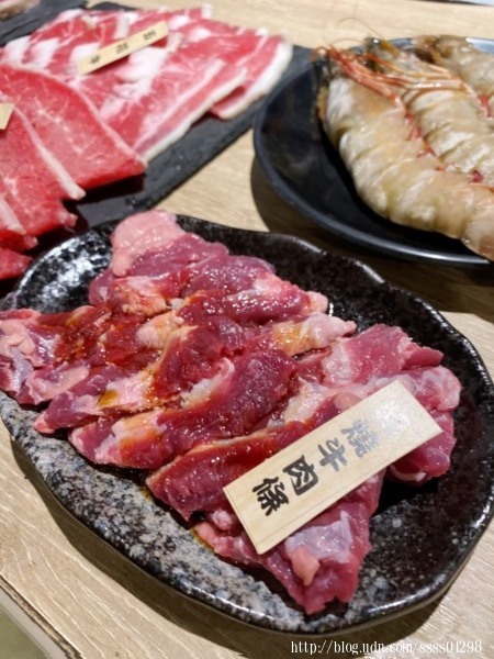 屏東小琉球美食。小琉球燒肉王。小琉球元老級燒肉店 50多種食材盡情烤 全島唯一室內冷氣無煙燒烤吃到飽
