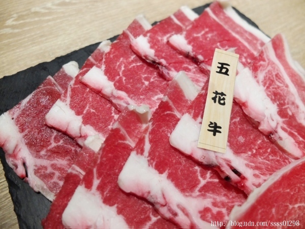 屏東小琉球美食。小琉球燒肉王。小琉球元老級燒肉店 50多種食材盡情烤 全島唯一室內冷氣無煙燒烤吃到飽