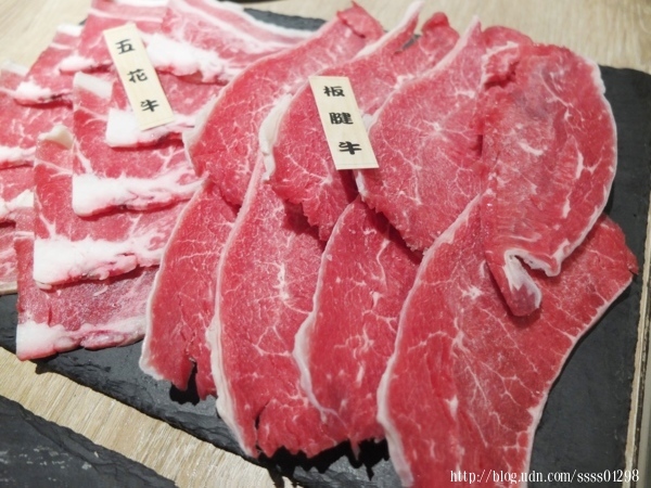 屏東小琉球美食。小琉球燒肉王。小琉球元老級燒肉店 50多種食材盡情烤 全島唯一室內冷氣無煙燒烤吃到飽